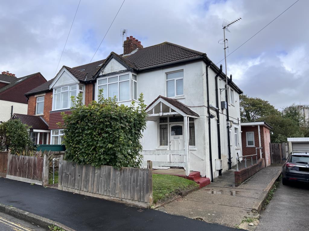 Lot: 75 - SEMI-DETACHED HOUSE WITH POTENTIAL - White semi detached house with off road parking